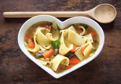 Gemüsesuppe mit Nudeln und Rindfleisch