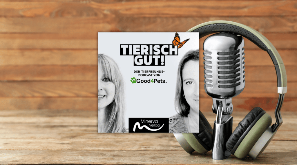 Cover des Podcasts Tierisch gut! neben Mikrofon und Kopfhörern auf Holz